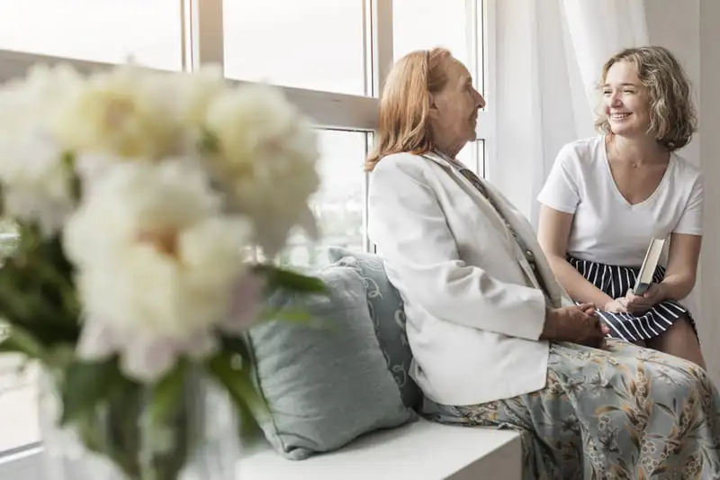 papa care worker visits an elderly lady